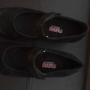 Munro shoes 71/2 M black suede